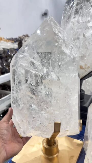 Time spent creating this Reel: 45 seconds.

But let’s be honest — a clear quartz DT like this doesn’t need any editing to capture attention and showcase its true beauty.

#crystal #clearquartz #quartzforsale