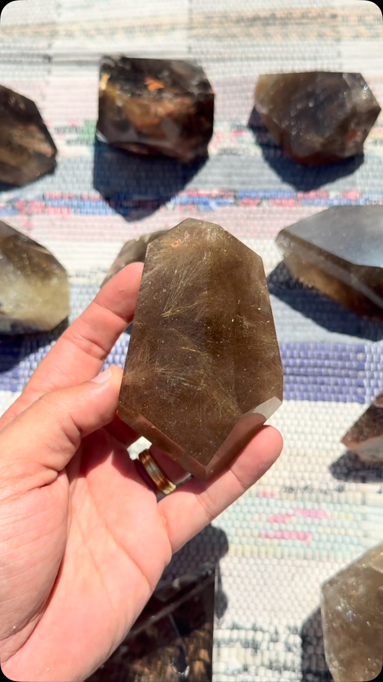 If you love Rutilated Quartz, this little lot is made for you! ✨

Just look at that incredible shine! 😍✨

#crystal #rutile #rutilecrystal #rutilequartz
