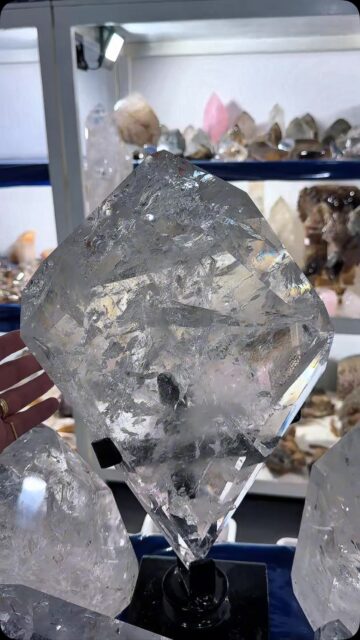 A magical journey through the beauty of this extraordinary stone… Ah, clear quartz. ✨🤍