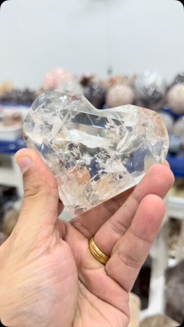 Clear Quartz Faceted Heart with inclusions!!

#crystal #quartz #crystalquartz