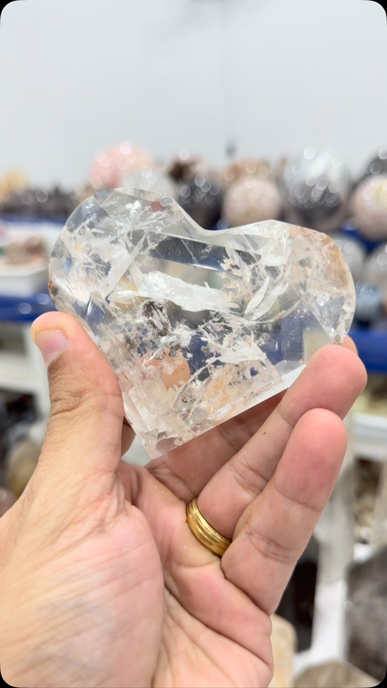 Clear Quartz Faceted Heart with inclusions!!

#crystal #quartz #crystalquartz